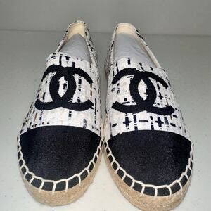 Chanel Espadrilles Tweed White Black Sz 41 Almond Toe Large Logo Flat Shoes NEW